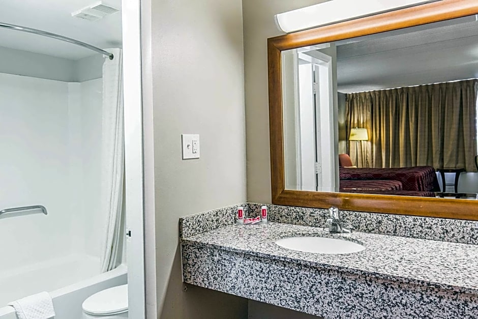 Econo Lodge North