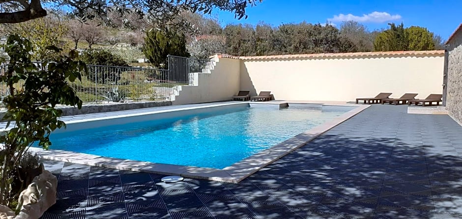 Gîte le MAGNAN, 55 m2, havre de paix, terrasse, jardin, piscine chauffée, sud Ardèche