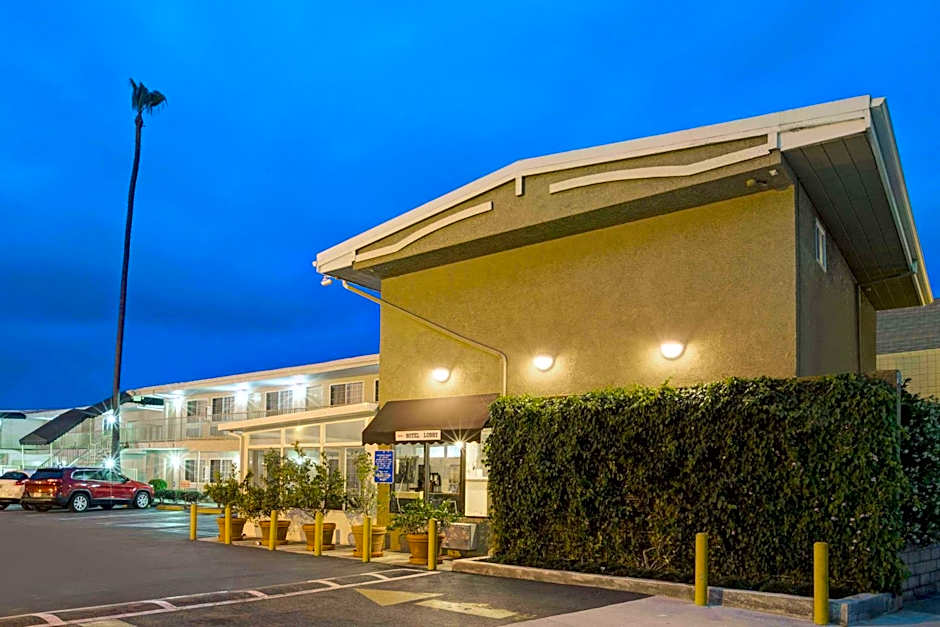 Super 8 by Wyndham Los Angeles-Culver City Area