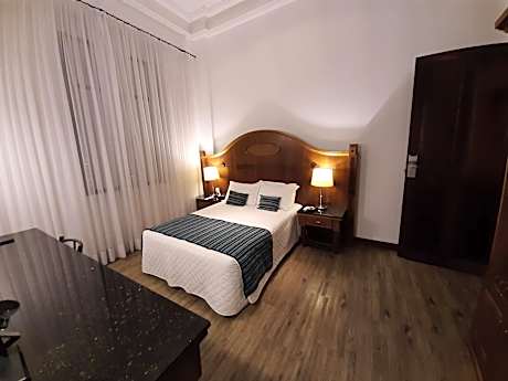 Deluxe Queen Suite