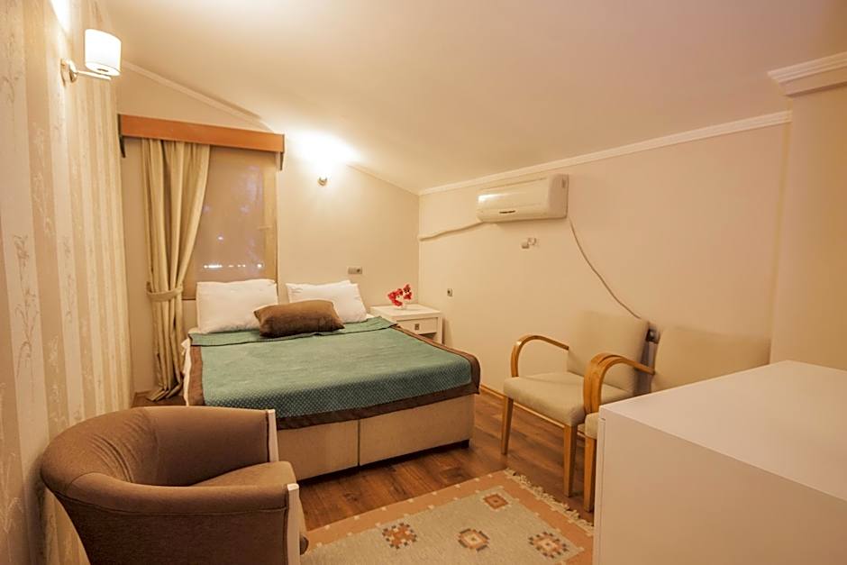 Moonshine Hotel & Suites