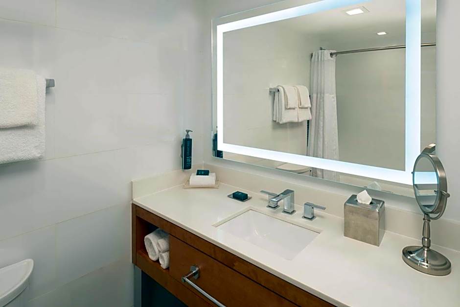 DoubleTree by Hilton Miami North I-95, FL