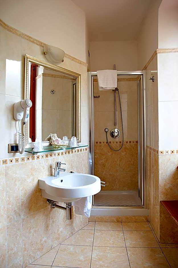 Hotel Arco Di Travertino