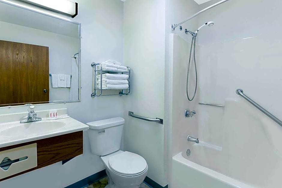 Super 8 by Wyndham Antigo