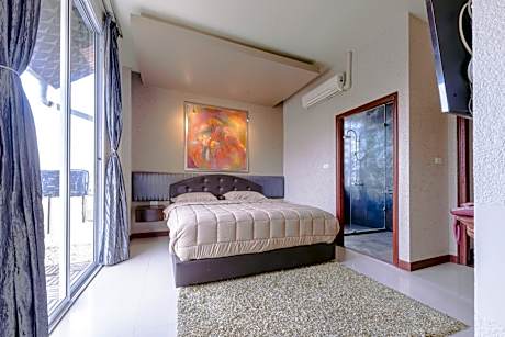 Deluxe Queen Room