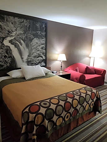 Room with One Queen and Two Twin Beds - Pet Friendly/Non-Smoking