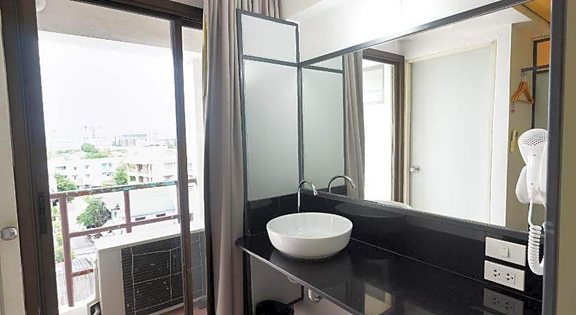 Regent Ngamwongwan Hotel