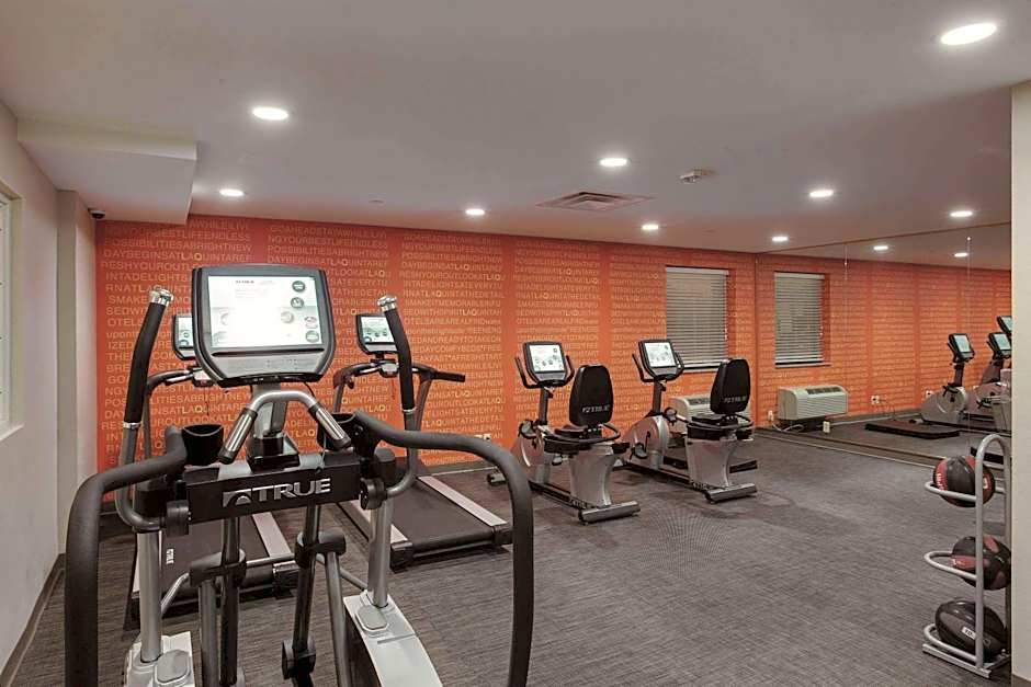 La Quinta Inn & Suites by Wyndham Detroit Metro Airport