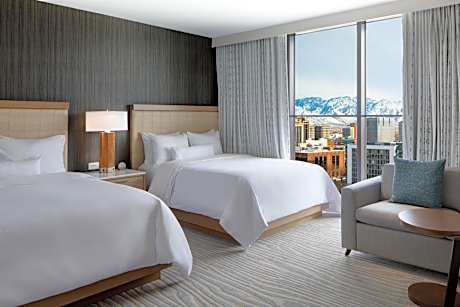Standard Queen Room with Two Queen Beds and Kitchen - Hearing Accessible
