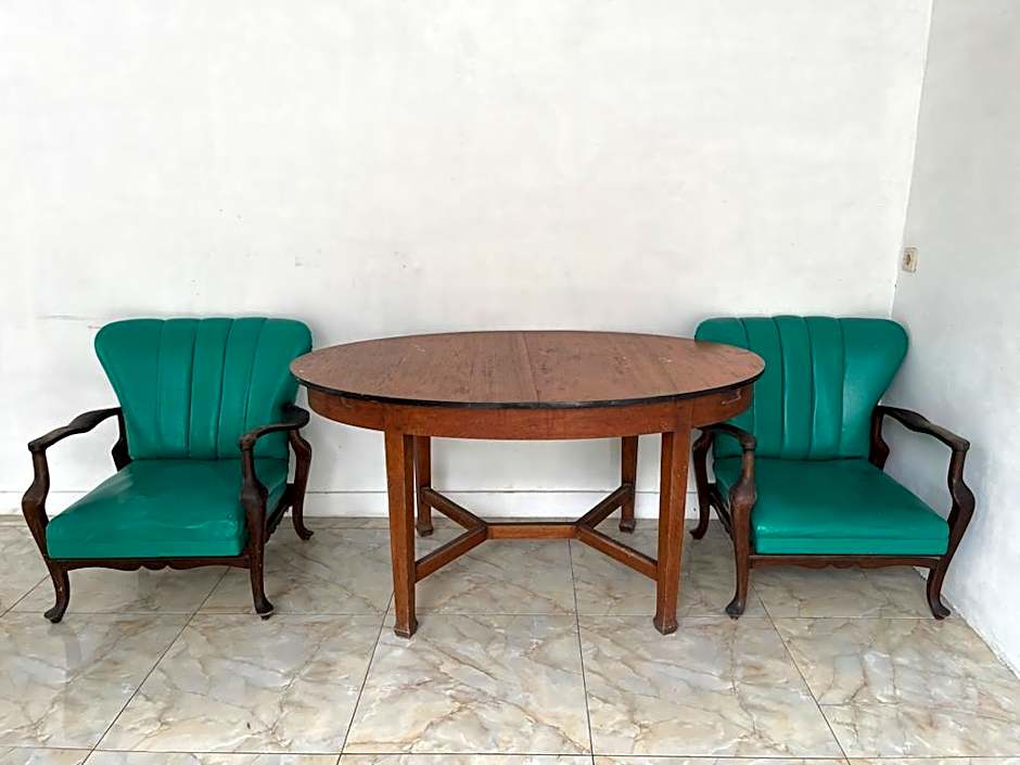 OYO LIFE 92844 Penginapan Cibodas