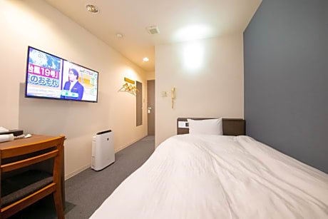 Large Single Room - Non-Smoking