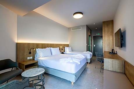 Triple Swim Up Room with Pool View