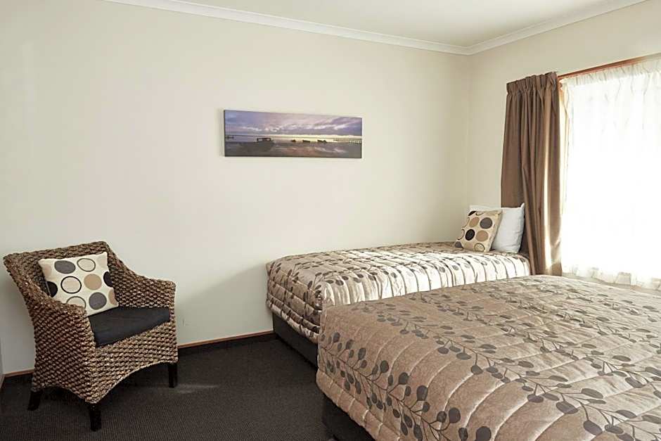 Admiral Court Motel & Apartments