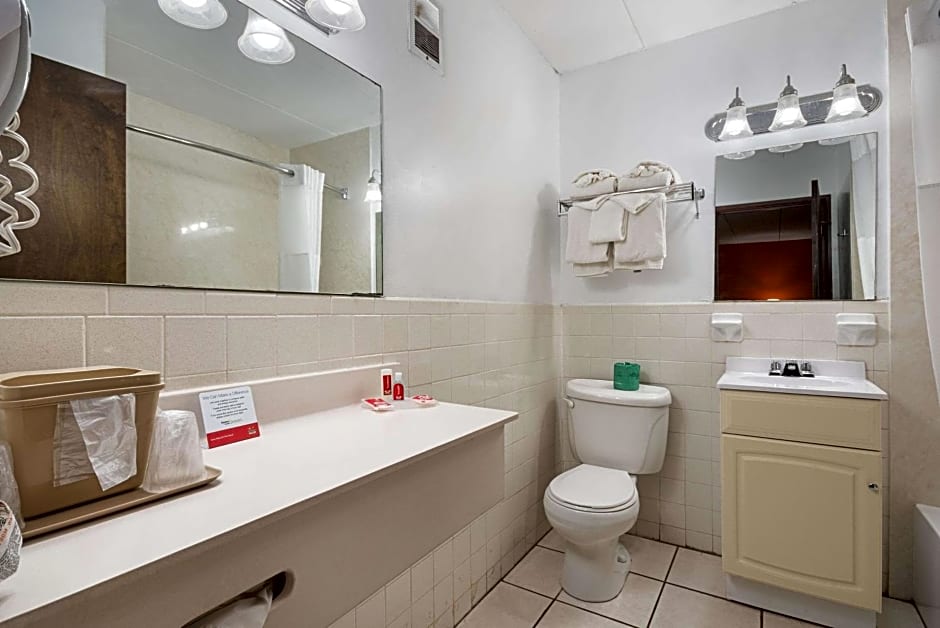 Econo Lodge Inn & Suites Airport
