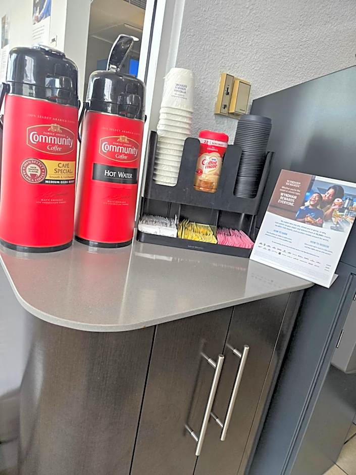 Super 8 by Wyndham Tracy