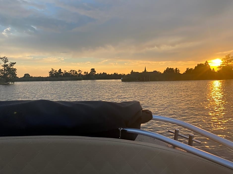 Casa aan de Plas, B&B met sauna en hottub of jacuzzi