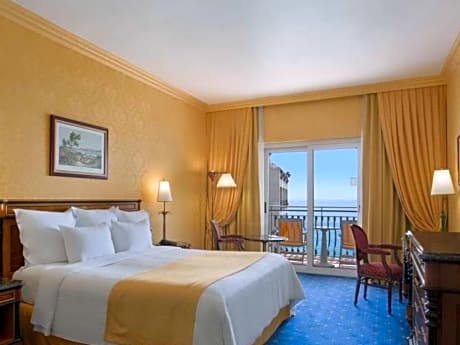 Deluxe King Bed