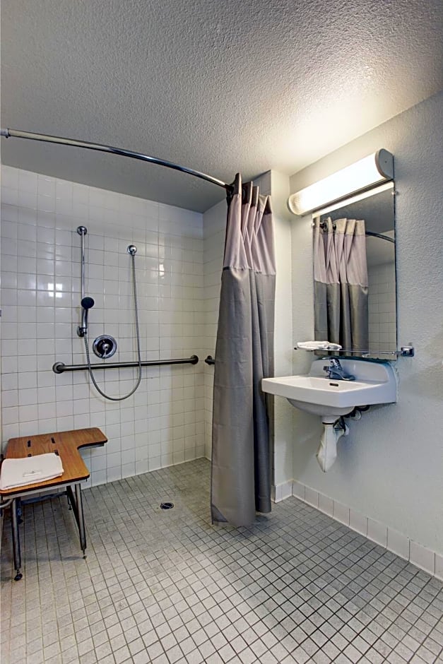 Motel 6-Bellflower, CA - Los Angeles