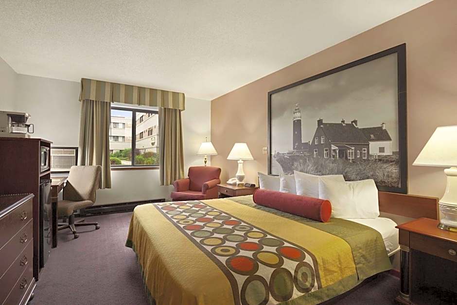 Super 8 by Wyndham Milwaukee Airport