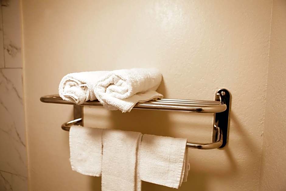 All Seasons Inn & Suites