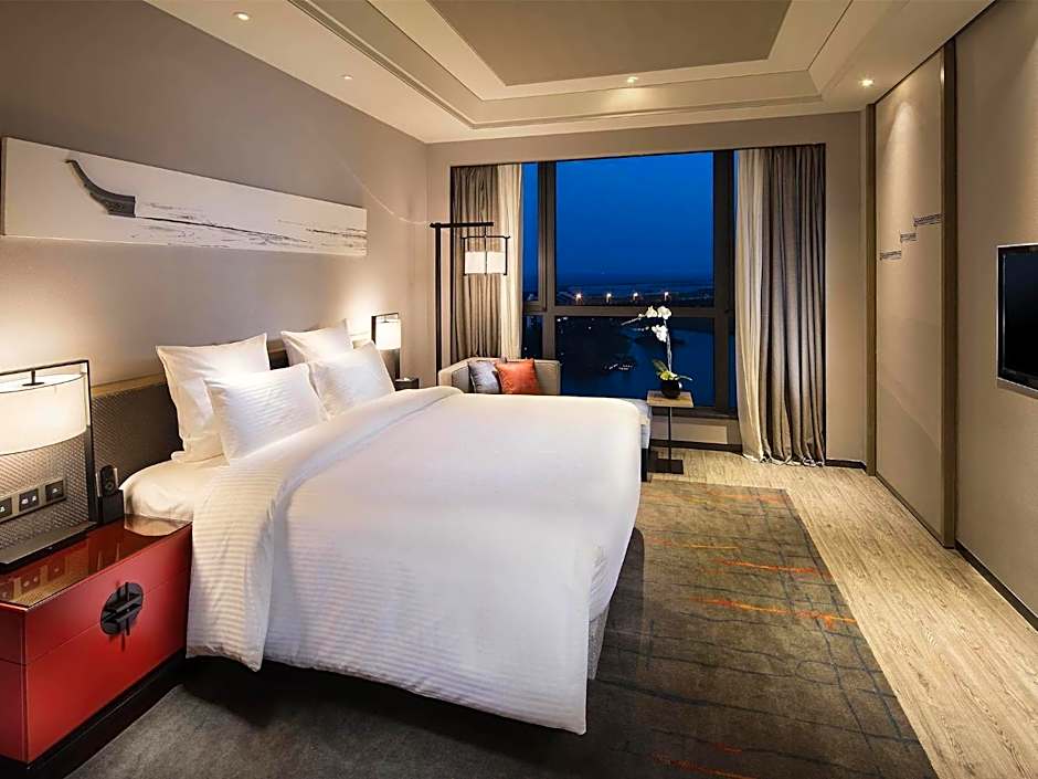 Photo 1 of 7 of Executive 1 King Bed, Lake View