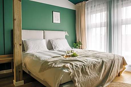 Deluxe Double Room (2 Adults + 1 Child)