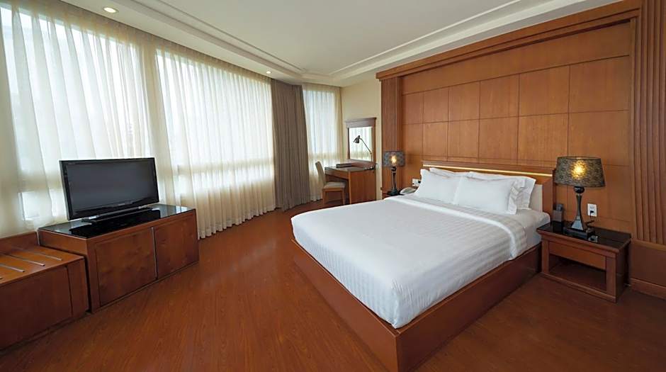 Photo 1 of 5 of Junior Suite, City View