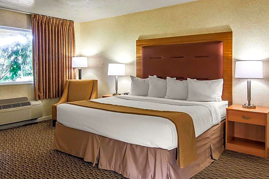 Quality Inn & Suites At Coos Bay