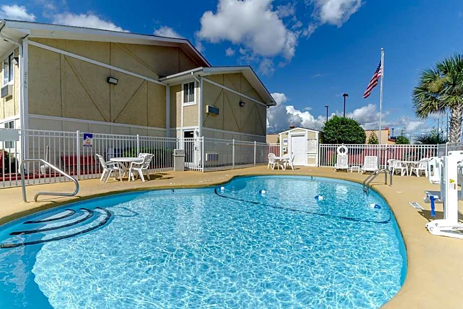 Rodeway Inn & Suites Jacksonville near Camp Lejeune