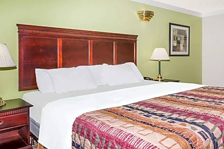 1 King Bed Non-Smoking