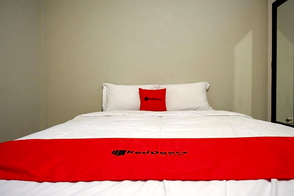 RedDoorz Plus near Jogja City Mall 5