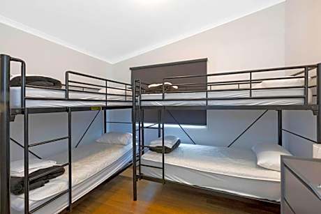 Superior Villa - Sleeps 6 - Dog Friendly