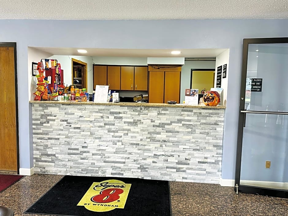 Super 8 by Wyndham Imlay City