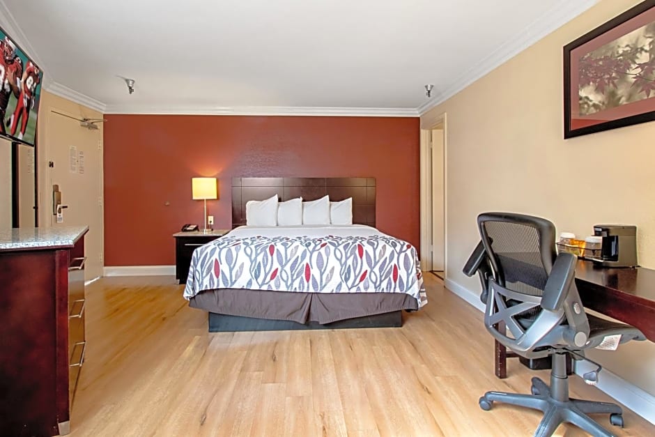 Red Roof Inn & Suites Monterey