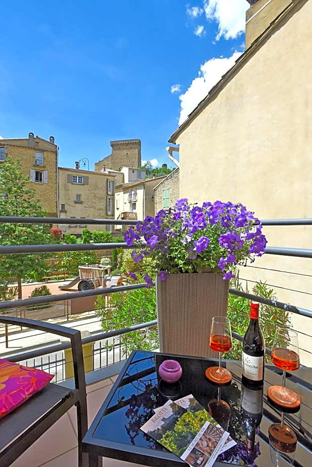 L'AMARILYS chambre d'hôte au coeur du village, terrasse avec vue sur le château