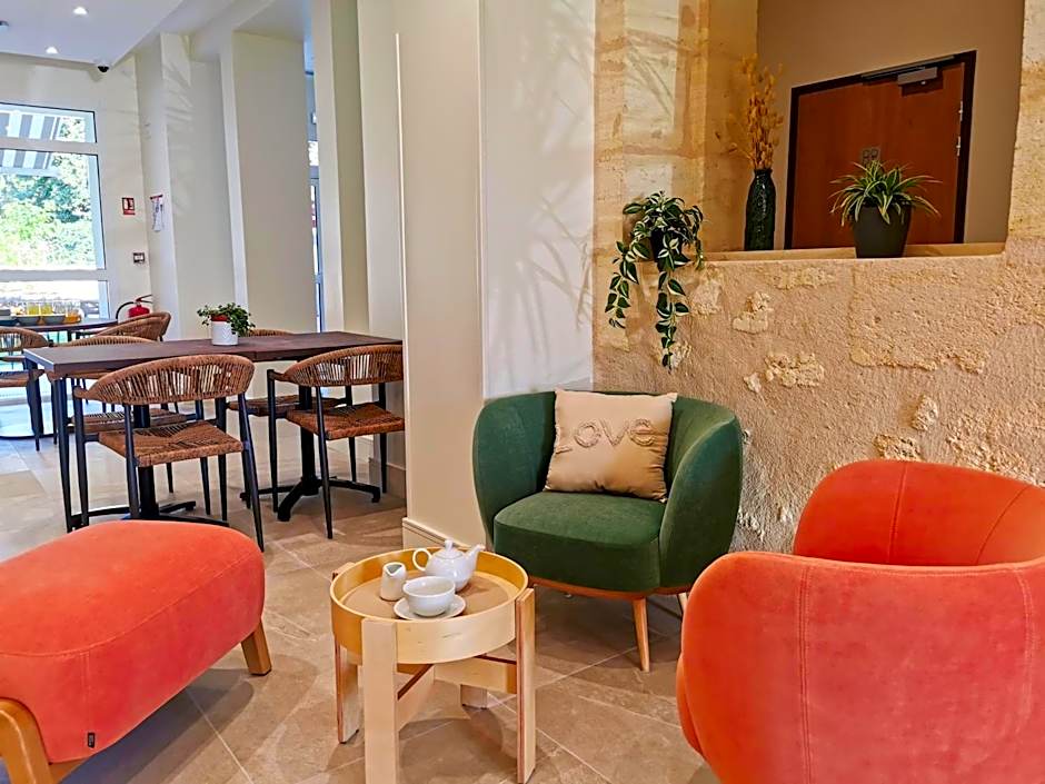 Bloom Hostel Bar & Garden