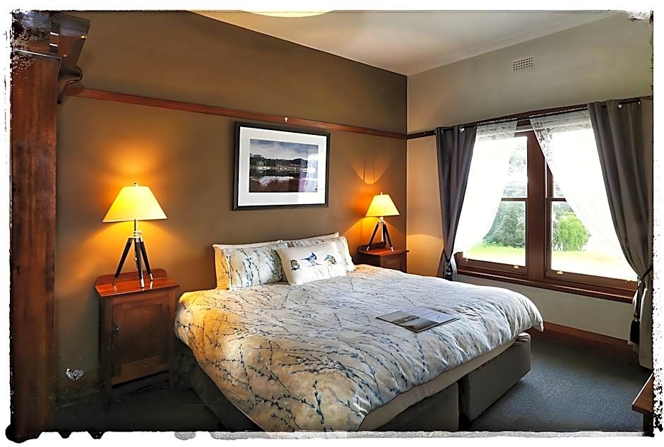 Photo 1 of 4 of Heritage 1 King Bed