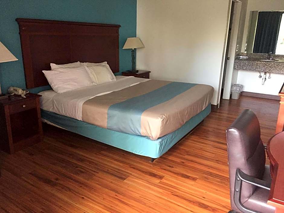 Photo 1 of 9 of 1 King Bed, Accessible, Nonsmoking