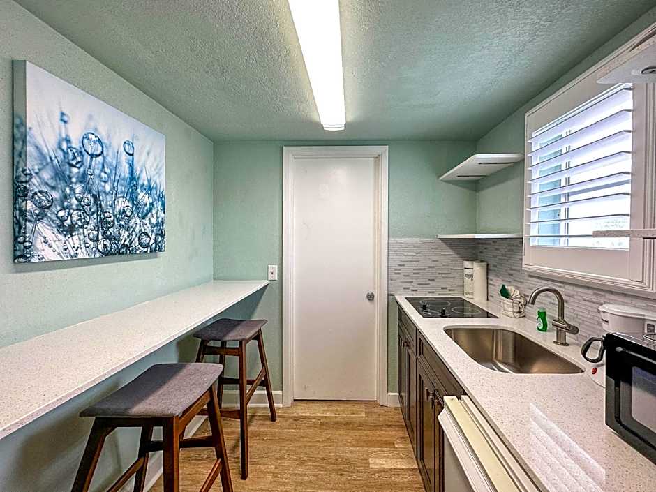 Foto 1 daripada 4 — Pool View Studio with Kitchenette