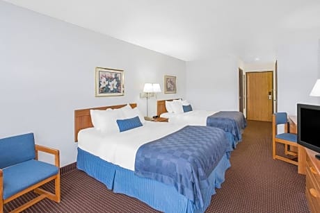 Queen Room with Two Queen Beds and Parking Lot View - Mobility Accessible - Non-Smoking