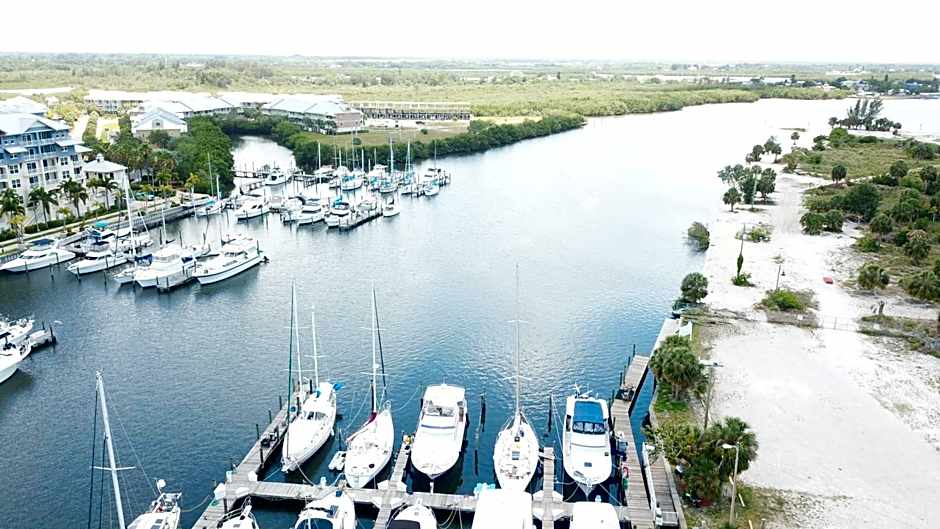 TAMPA BAY, BEACH step away, WIFI, FREE PARKING,POOLS, JACUZZI