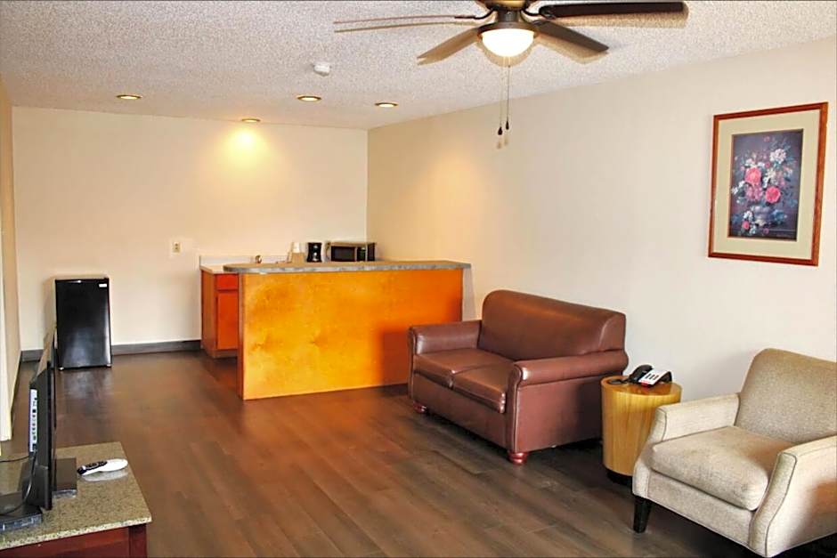 Days Inn & Suites by Wyndham Marshall