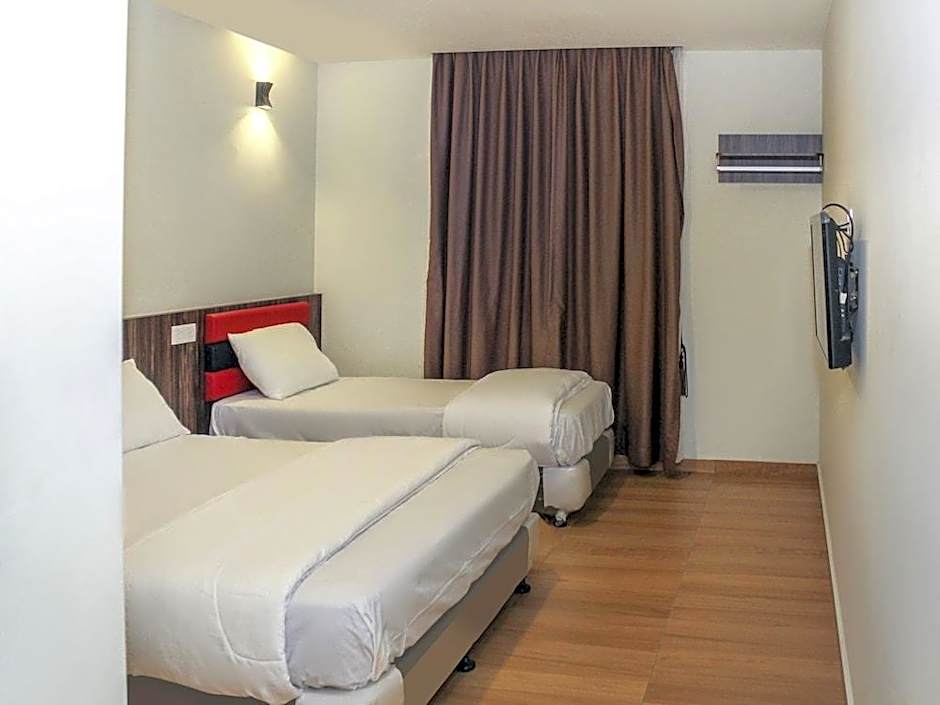 OYO 90027 Happy Hotel