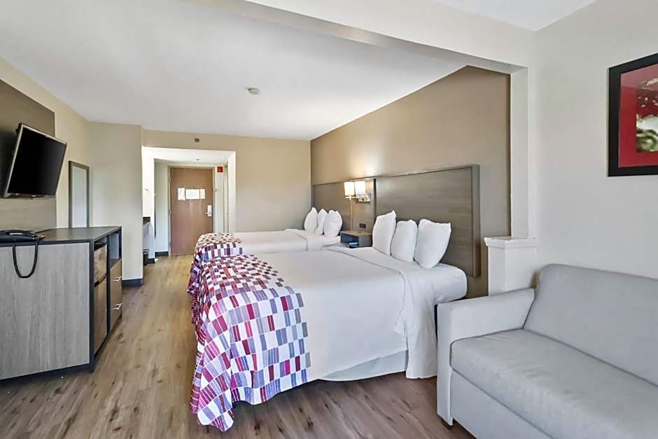 Red Roof Inn & Suites Fayetteville-Fort Bragg