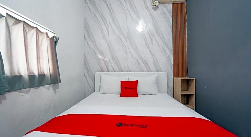 RedDoorz near Alun - Alun Magetan