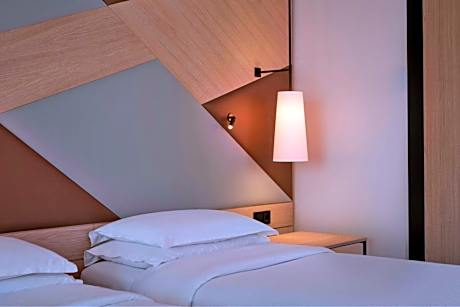 Twin Room with Club Lounge Access