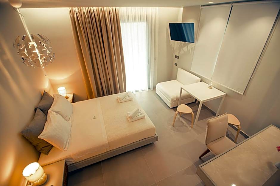 IO Luxury Pool & Hot Tub Suites