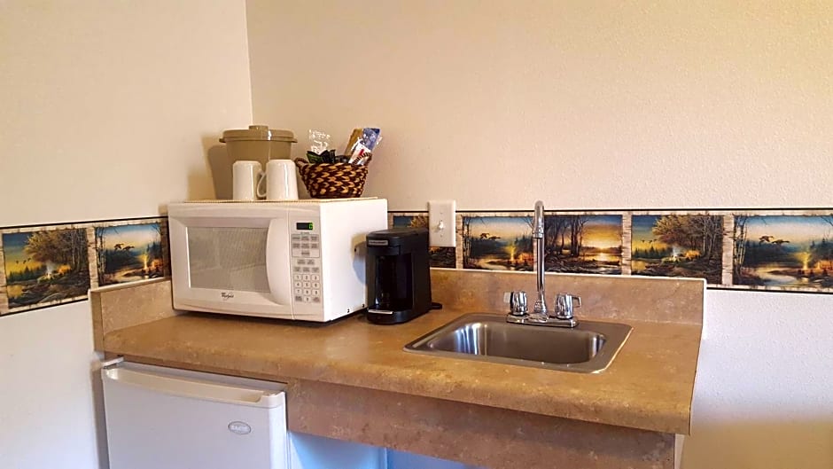 Longliner Lodge and Suites