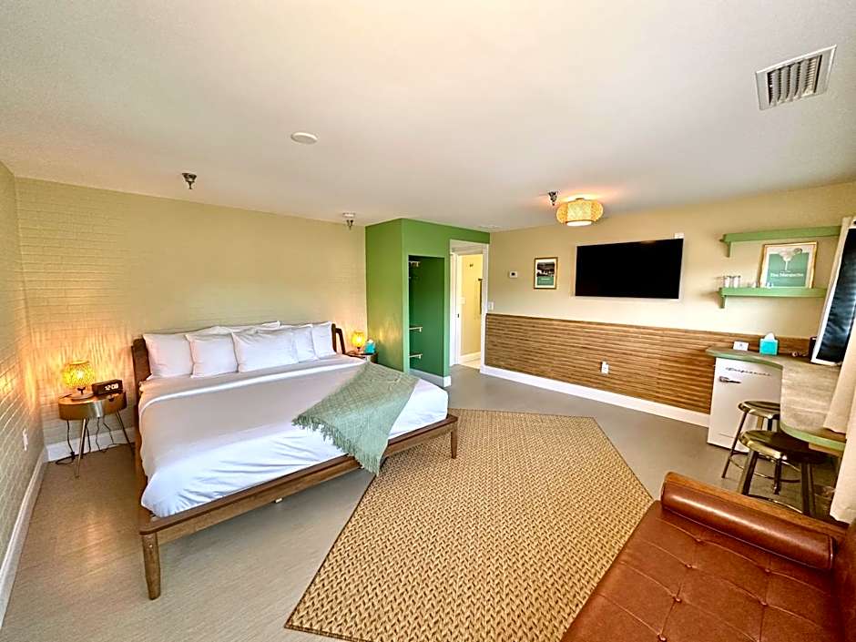 Peninsula Bed & Cocktails