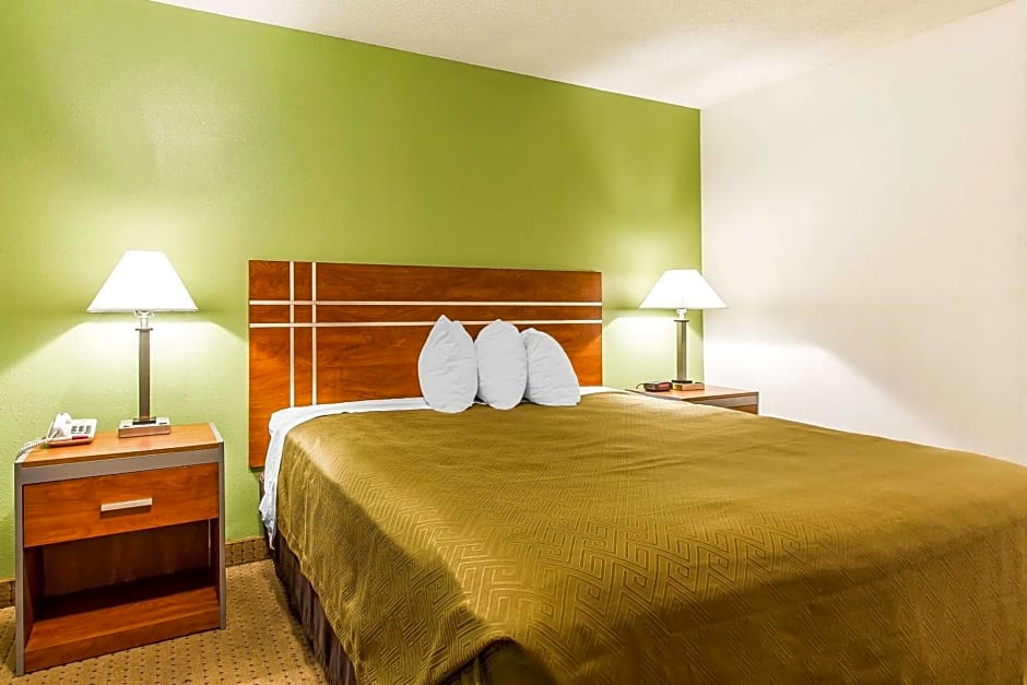 Econo Lodge Inn & Suites